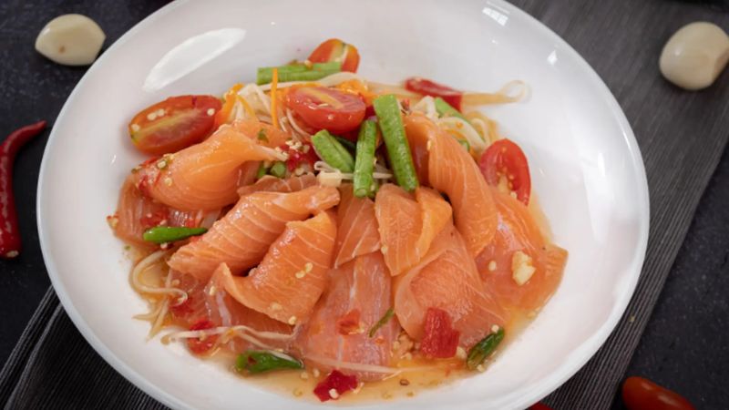 Thưởng thức cá hồi sốt thái