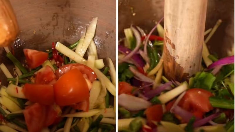 Cho các loại rau củ đã chuẩn bị sẵn vào cối và giã nhẹ