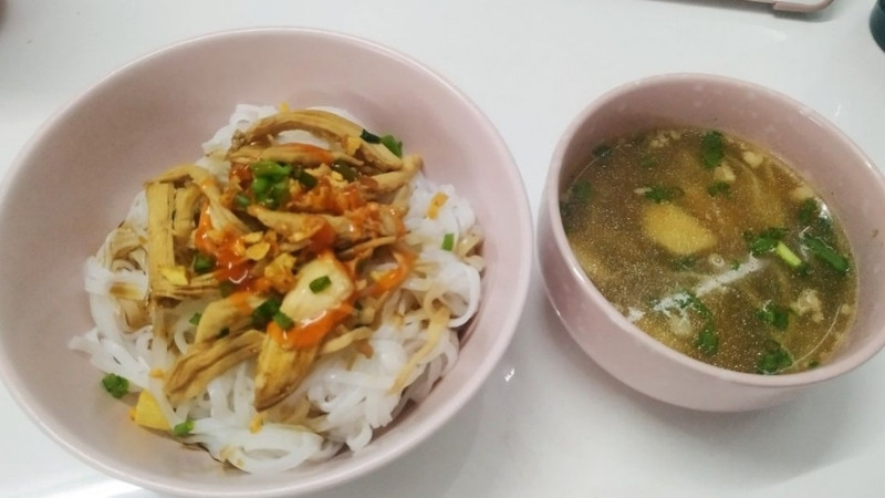 Tô hủ tiếu gà trộn thơm ngon, tròn vị