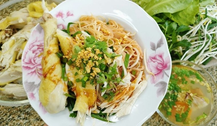 Công thức làm hủ tiếu gà trộn khô dai ngon, đậm đà như ngoài hàng
