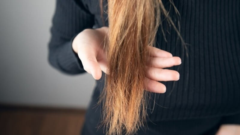 Cần cắt bỏ phần tóc chẻ ngọn càng sớm càng tốt
