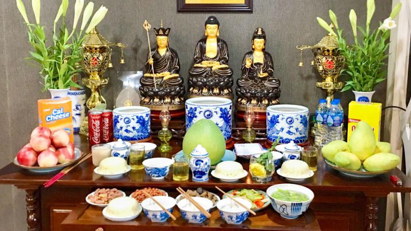Chủ yếu là mâm cỗ chay hoặc mâm ngũ quả thanh tịnh