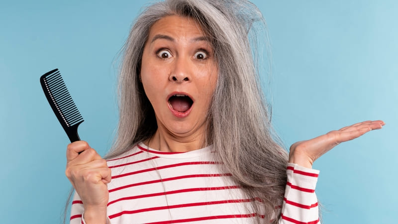 Nắng, bụi bẩn và hóa chất lâu ngày khiến tóc bạc xỉn màu
