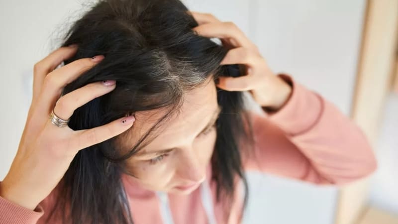 Hạn chế hóa chất, che chắn tóc kỹ để giảm hư tổn và gãy rụng