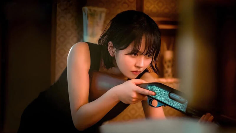 Màu sắc phim đan xen giữa tông lạnh mạnh mẽ và tông ấm thân thiết