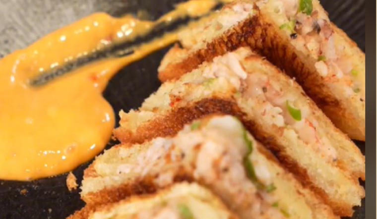 Cách làm sandwich kẹp tôm chiên giòn cho bữa sáng nhanh gọn, đủ chất