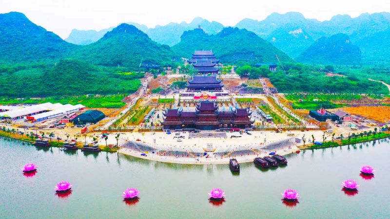 Chọn thời điểm phù hợp, di chuyển thuận tiện và lưu ý trang phục, ứng xử nơi cửa Phật