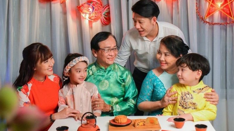 Tục biếu quà Trung thu cho ông bà, cha mẹ là cách bày tỏ lòng hiếu thảo và gắn kết gia đình