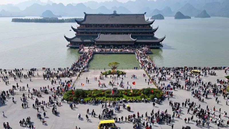 Chùa Tam Chúc nổi bật với cảnh quan hùng vĩ và kiến trúc Phật giáo đồ sộ