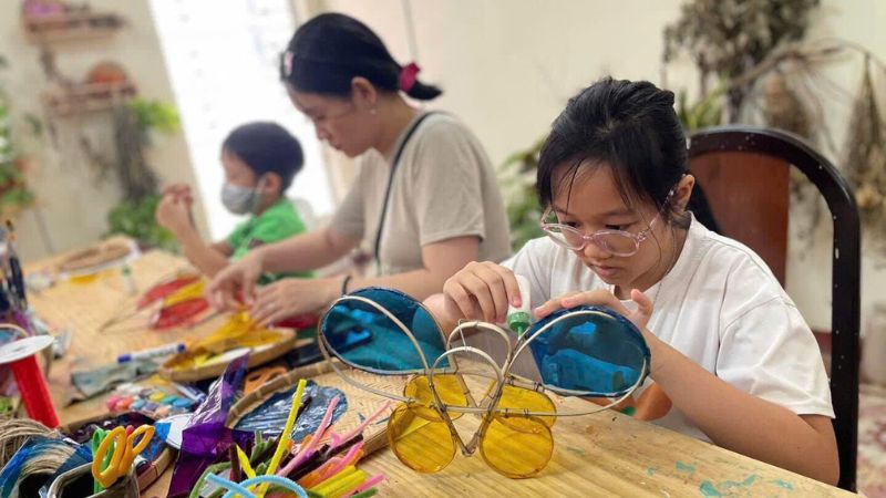 Trẻ em tự tay làm lồng đèn vào dịp Tết Trung thu