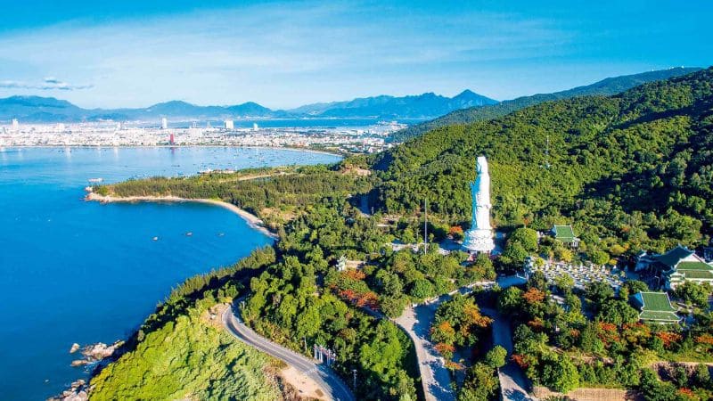 Thời điểm lý tưởng để đi Chùa Linh Ứng là mùa khô, từ tháng 3 đến tháng 8.