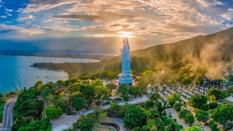 Chùa Linh Ứng Sơn Trà nổi bật với tượng Phật Quan Âm cao nhất Việt Nam, uy nghi giữa trời biển