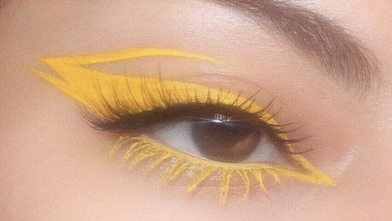 Nhấn eyeliner ở đuôi mắt Nhấn eyeliner ở đuôi mắt