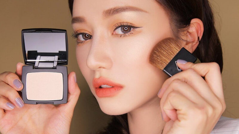 Phủ phấn kiềm dầu để giữ lớp makeup chặt hơn Phủ phấn kiềm dầu để giữ lớp makeup chặt hơn