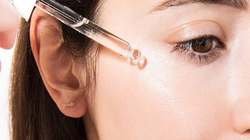 Bước 3: Cấp ẩm chuyên sâu với serum chứa Hyaluronic Acid