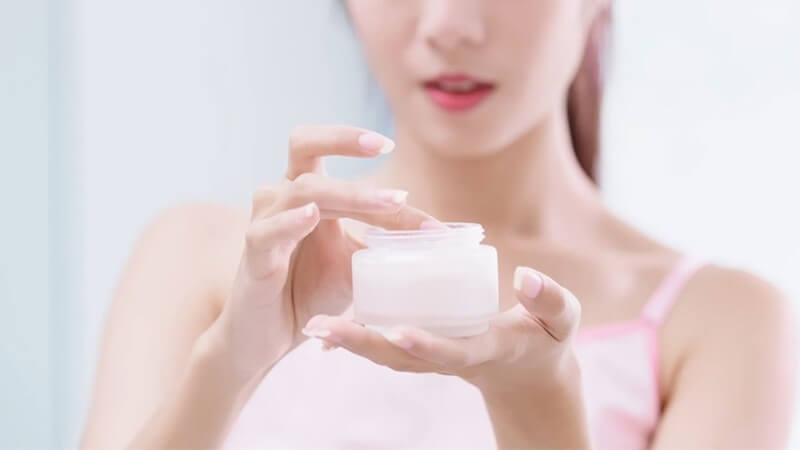 Bước 4: Khóa ẩm bằng kem dưỡng phù hợp