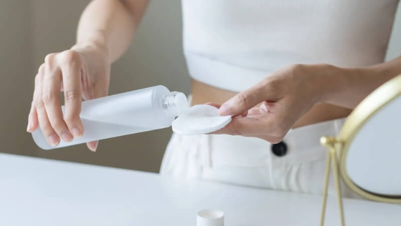 Bước 2: Sử dụng toner/essence cấp ẩm