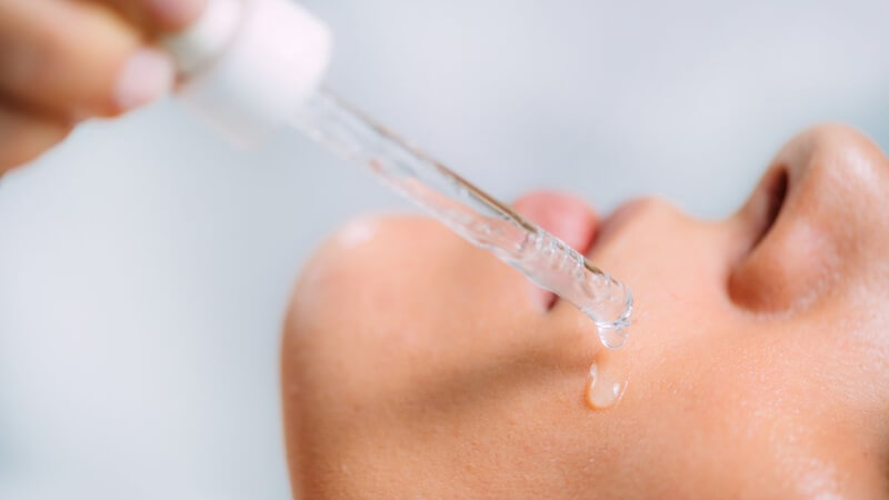 Có thể dùng nhiều loại serum cấp ẩm cùng lúc nhưng tránh dùng quá nhiều lớp một lúc