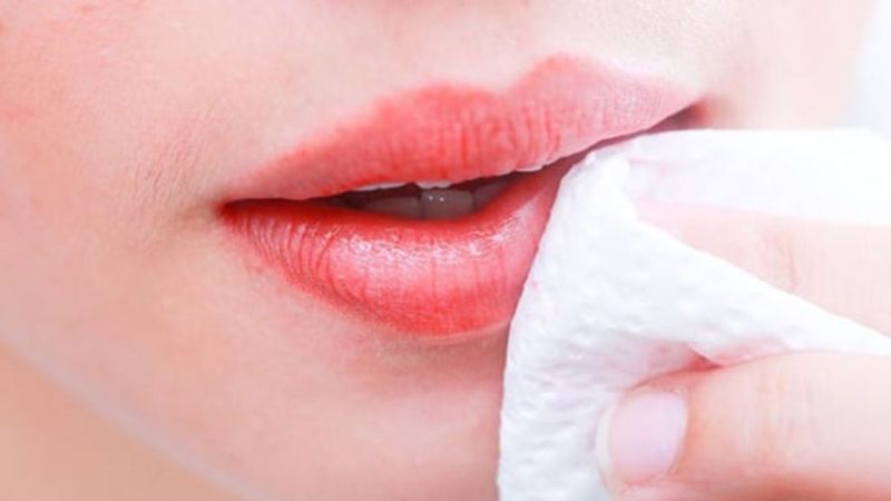 Nên dùng tẩy trang chuyên dụng để tẩy sạch lớp son bóng
