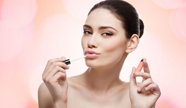 Son bóng lâu trôi: Bí quyết cho đôi môi căng mọng suốt cả ngày