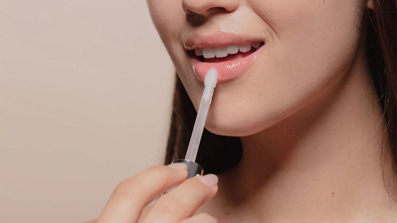 Son bóng lâu trôi có lớp tint giữ màu bền, dù lớp bóng trôi đi thì màu vẫn còn