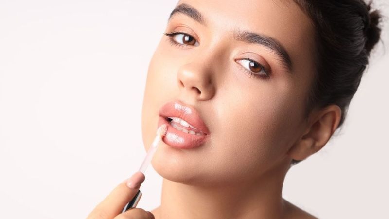 Tẩy da chết, dưỡng môi, thoa son tint rồi phủ son bóng
