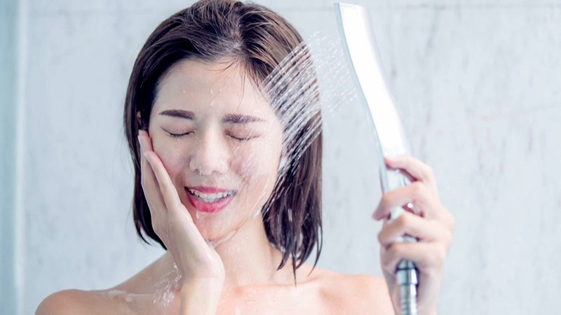 Tắm nhanh bằng nước ấm trước khi tẩy da chết