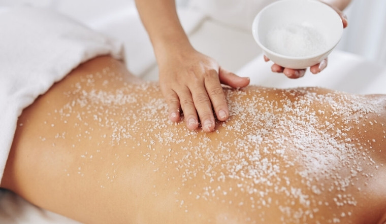 Tẩy da chết body: Bí quyết cho làn da cơ thể mịn màng, trắng sáng
