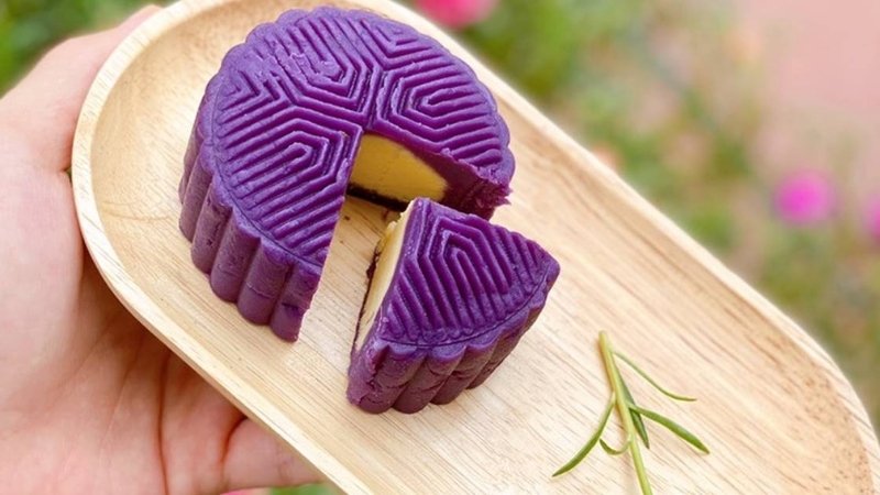 Bánh Trung thu tự làm với vỏ bằng khoai lang tím hấp.