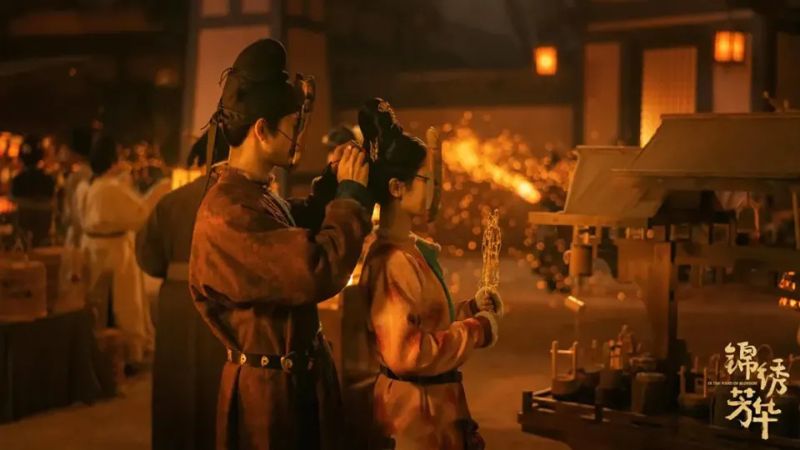 Âm nhạc nhẹ nhàng, sâu lắng, góp phần làm nổi bật cảm xúc và bầu không khí cung đình