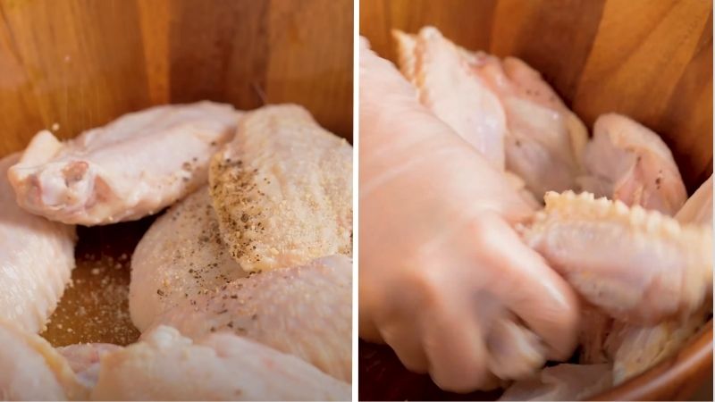 Nên gia vị và trộn đều để gia vị thấm vào từng miếng cánh gà