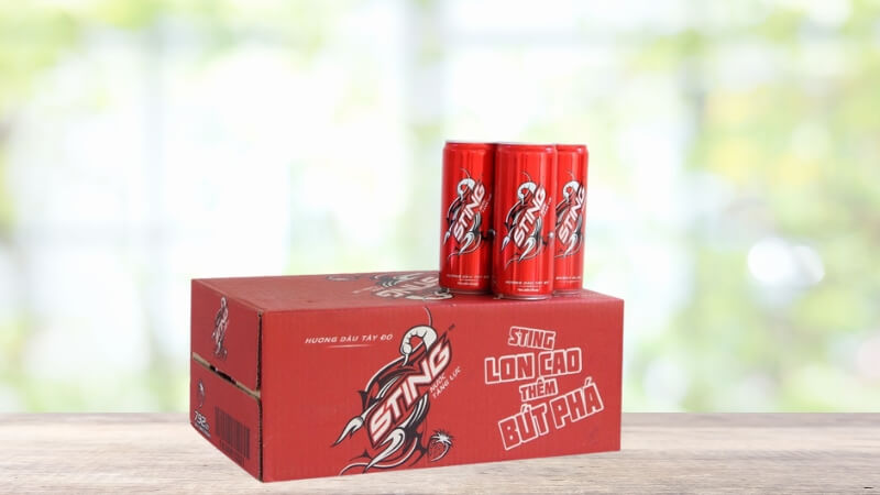 Giá 1 thùng Sting Dâu dạng lon khoảng 272.000 VNĐ