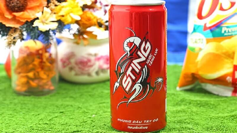 Mỗi lon Sting Dâu 320ml có 240 calo và 62,4 gam đường