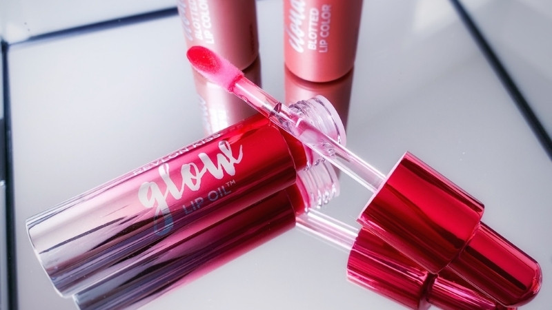 Kiss Glow Lip Oil kết hợp dưỡng môi và lên màu nhẹ, phù hợp mọi tone da