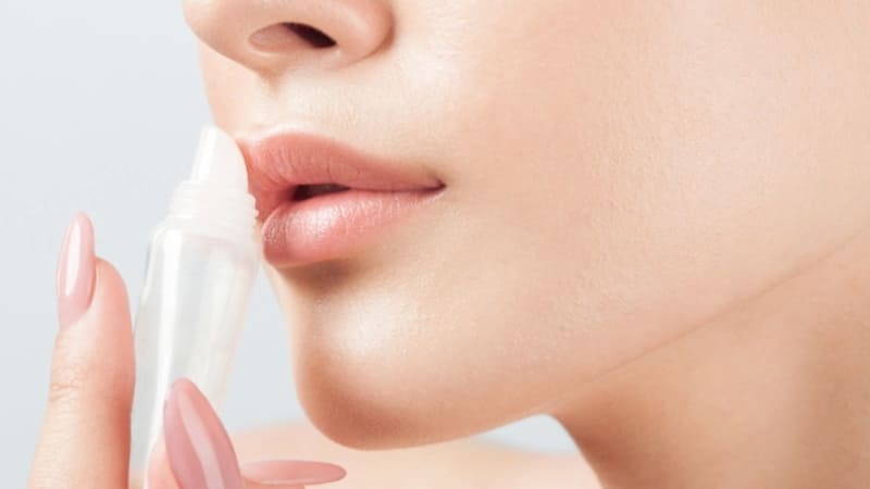 Thoa đúng cách giúp dầu dưỡng phát huy tối đa hiệu quả chăm sóc môi