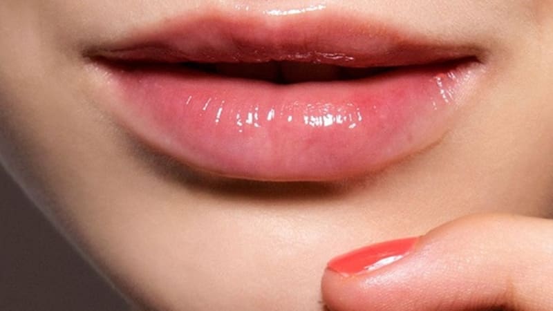 Dầu dưỡng môi không gây thâm nếu dùng đúng cách, chọn sản phẩm an toàn
