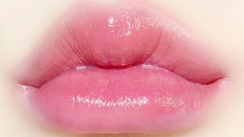 Dầu dưỡng môi tạo hiệu ứng căng bóng nhẹ, không gây nặng môi