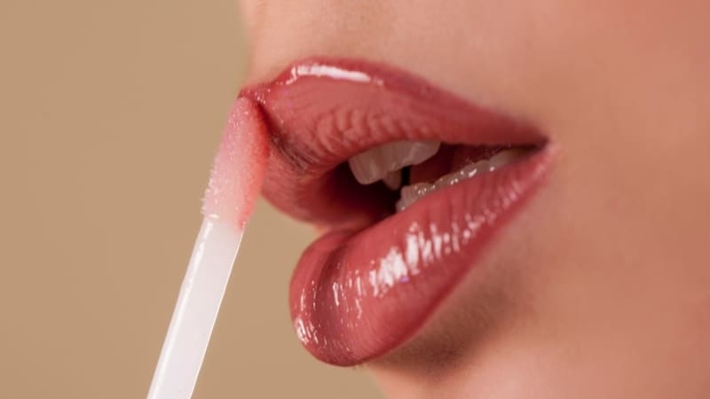 Kết hợp dầu dưỡng đúng cách giúp lớp son đẹp, môi luôn mềm mịn