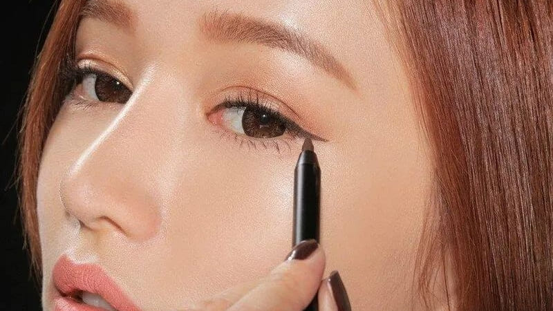 Eyeliner nâu hoặc đen giúp mắt rõ nét mà vẫn hài hòa với màu pastel