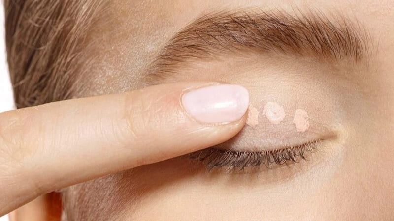 Dùng kem lót mắt giúp phấn pastel lên màu chuẩn, lâu trôi hơn