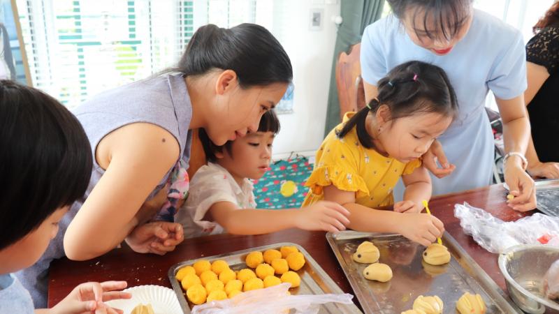 Không chỉ làm bánh mà còn có các hoạt động bên lề thú vị