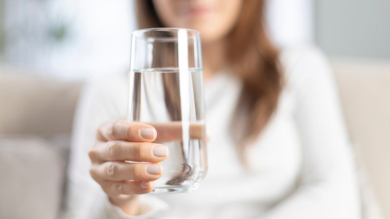Cần uống nhiều nước lọc khi lỡ ăn sầu riêng và uống Pepsi