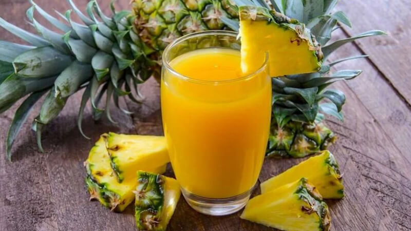 Nước ép dứa chua ngọt giải khát rất tốt