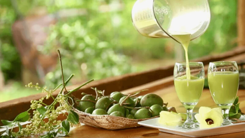 Nước ép cóc chua ngọt giải khát tốt