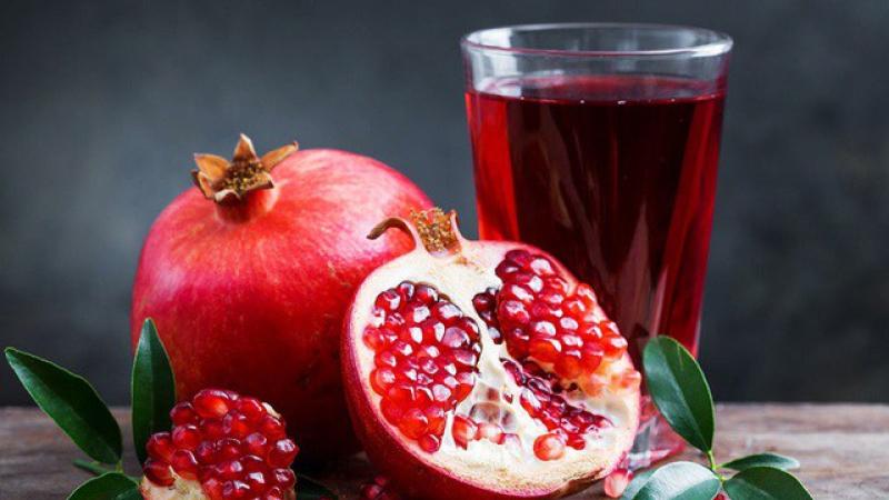 Nước ép lựu có màu đỏ bắt mắt và rất ngon