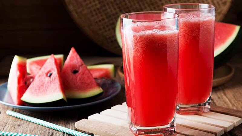 Nước ép dưa hấu có màu đỏ đẹp mắt