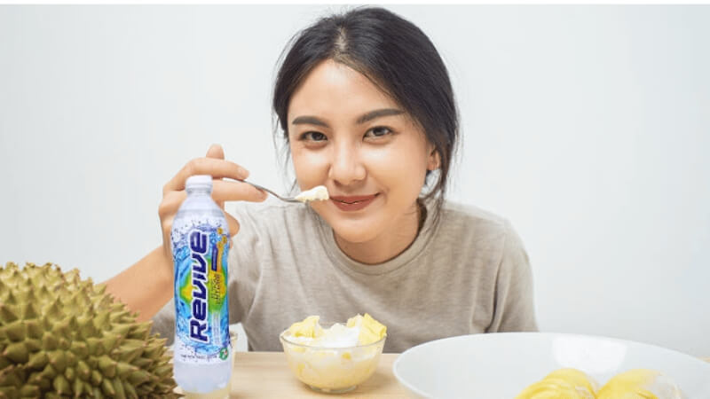 Ăn sầu riêng uống Revive có gây ngộ độc không