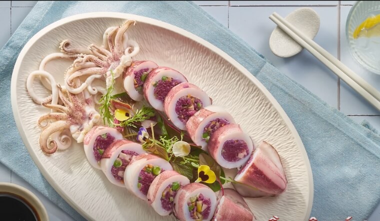 Cách làm mực nhồi xôi tím rau củ dẻo thơm, lạ miệng, đẹp mắt như nhà hàng