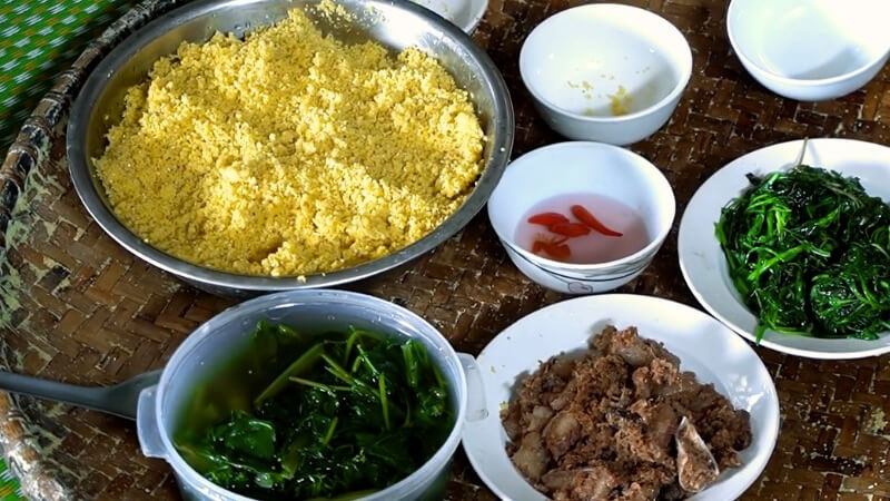 Bữa cơm với món mèn mén của người dân tộc