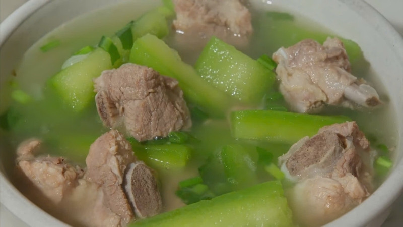 Canh bí xanh xương heo dùng khi còn nóng để tận hưởng trọn vẹn vị ngọt và hương thơm Canh bí xanh xương heo dùng khi còn nóng để tận hưởng trọn vẹn vị ngọt và hương thơm